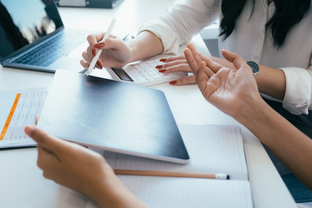 Businessmen teamwork meeting to discuss the investment.